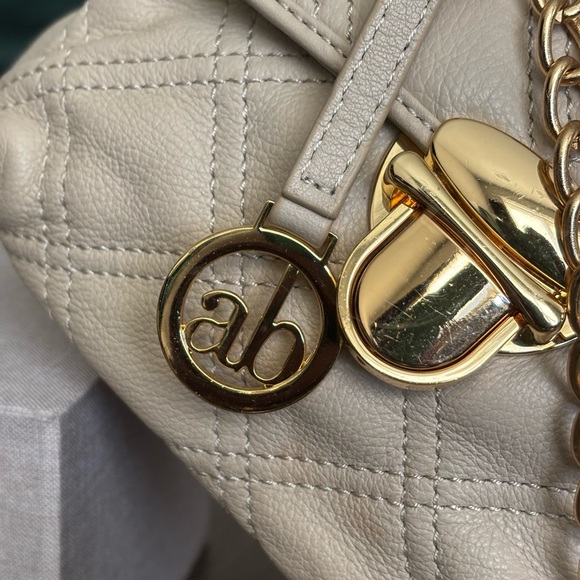 Audrey Brooke Cream Quilted Crossbody Bag - Picture 7 of 16